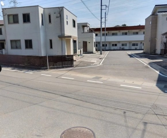 売中古戸建　三島市徳倉３丁目の駐車場|敷地内には、ゆとりある幅を確保した駐車スペ－スを完備しています。前面道路との高低差も少なく、大き目なお車や運転が苦手な方でも安心して出し入れが可能です。暮らしに寄り添った設計です。