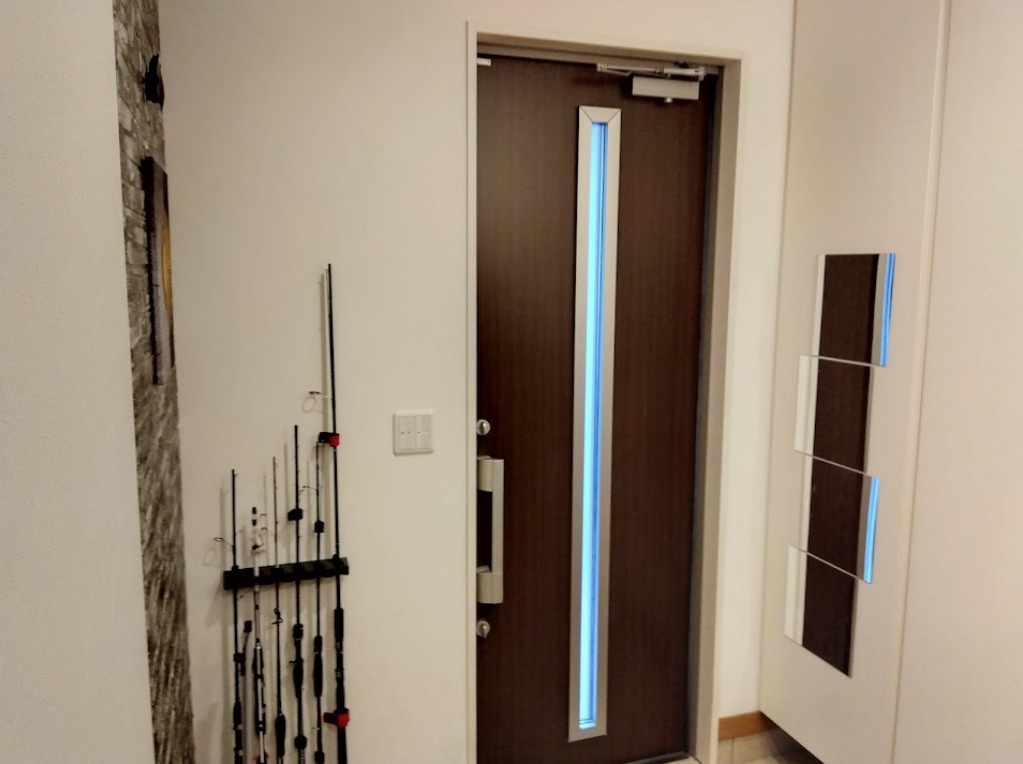 売中古戸建　三島市徳倉３丁目の玄関|落ち着いた木目調の玄関ドアが印象的な、明るく清潔感のある玄関スペースです。
縦長のスリット窓からやわらかな自然光が差し込み、日中でも明るい空間を演出してくれます。