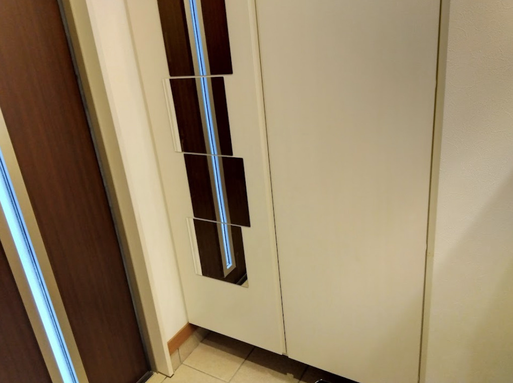 売中古戸建　三島市徳倉３丁目のその他|大容量の収納スペースで、ご家族分の靴もすっきり整理できます。ミラー付きの扉はお出かけ前の身だしなみチェックにも便利で、玄関空間を広く見せてくれる嬉しいポイントです。