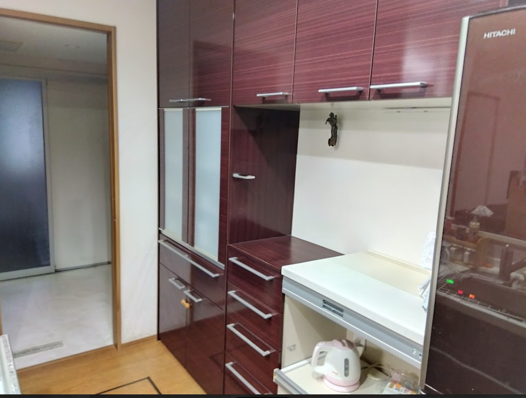 売中古戸建　三島市徳倉３丁目のキッチン|落ち着いた色合いが上質な雰囲気を演出するキッチン収納スペース。
大容量のカップボードが備え付けられており、食器や調理家電、食品ストックなどをすっきりと整理することができます。