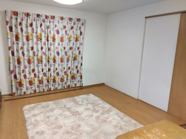 売中古戸建　三島市徳倉３丁目の居間・リビング|ご家族が自然と集まり、ゆったりとした時間を過ごせる心地よいリビング空間です。
白を基調とした壁と、温かみのある木目調のフロ－リングが心地よいお部屋です。