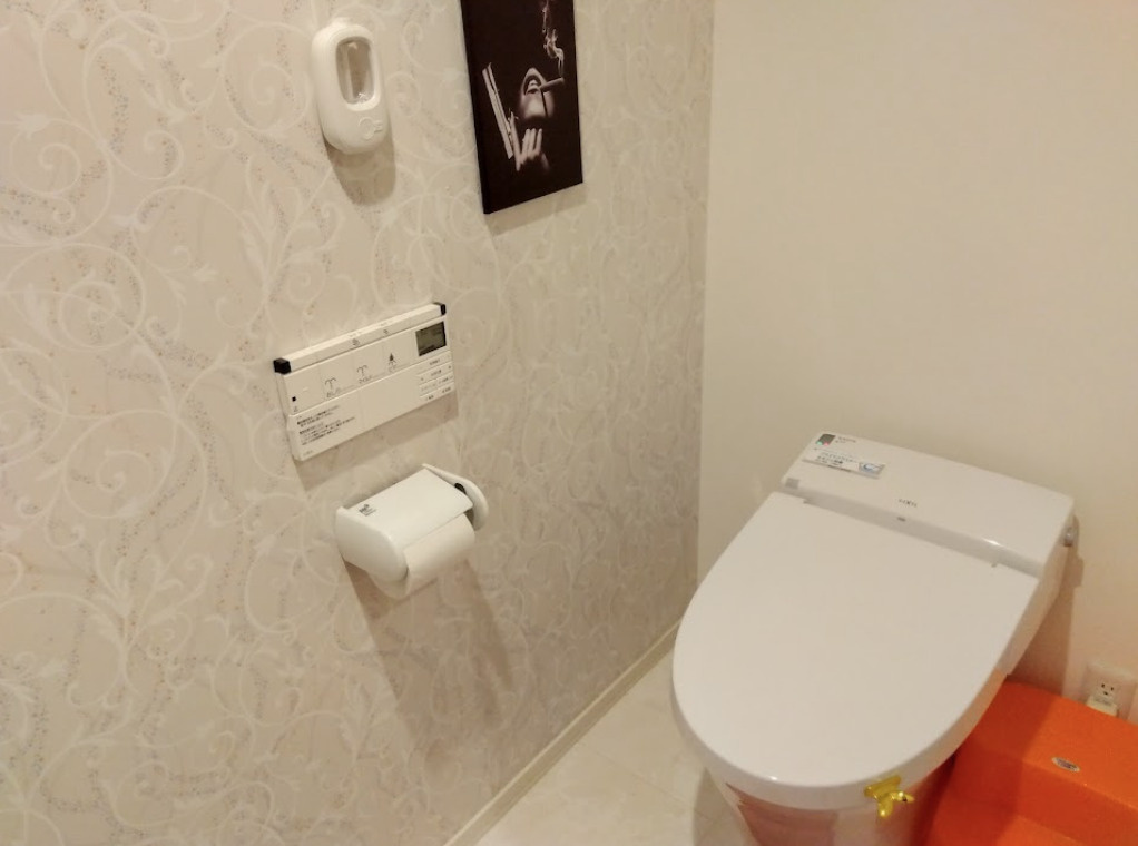 売中古戸建　三島市徳倉３丁目のトイレ|空間を広く見せてくれるスッキリとしたフォルムのトイレを採用しています。お掃除もしやすく、日々のくらしにゆとりを与えてくれる設計です。