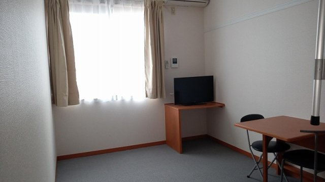 レオパレスＮＡＫＡＴＡ　Ａの居間・リビング|備品は部屋毎に異なります。１Ｆのみフローリング。