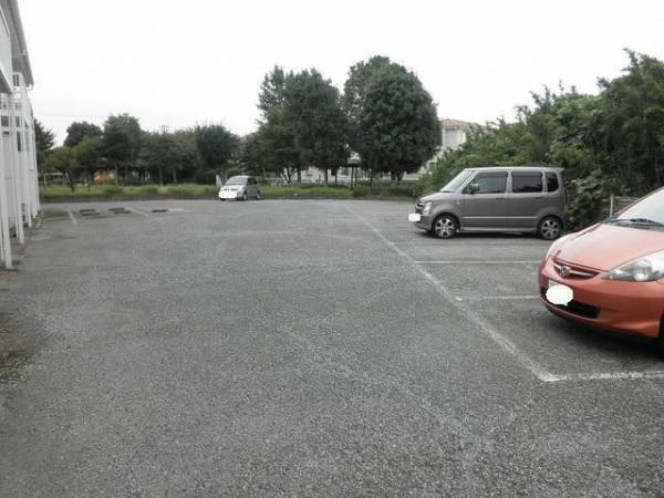 ガーデンヒルC棟の駐車場