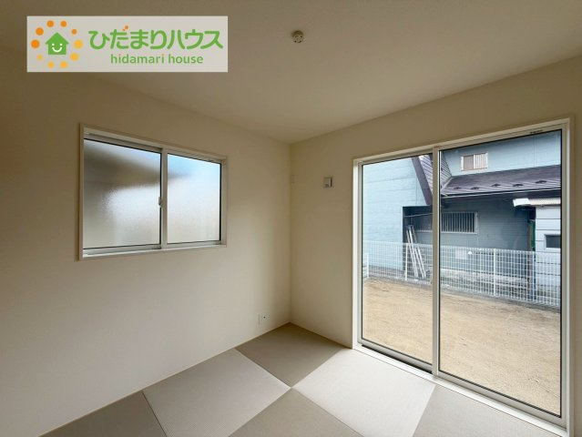 郡山市安積町南長久保1丁目　新築戸建　１号棟の和室|リビングと隣り合わせにあるお部屋！扉を閉めれば、来客用の部屋として使えます♪