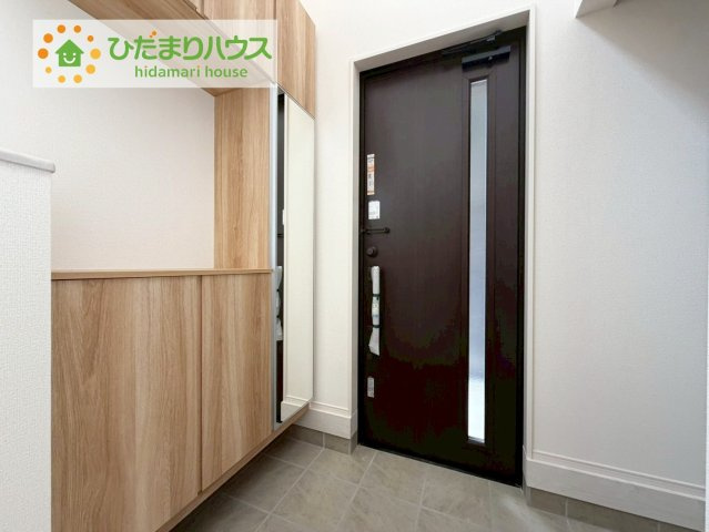 郡山市安積町南長久保1丁目　新築戸建　１号棟の玄関|靴で溢れかえっていた玄関も、大きなシューズボックスと、玄関横のクロークでスッキリ解決！玄関は「その家の顔」とお考えの方にオススメの広さです。