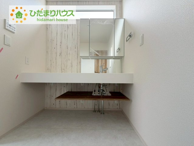 郡山市安積町南長久保1丁目　新築戸建　１号棟の独立洗面台|ワイドな独立洗面台には、ちょっとしたスキンケア用品などを置くのにも便利ですね(^^)/
