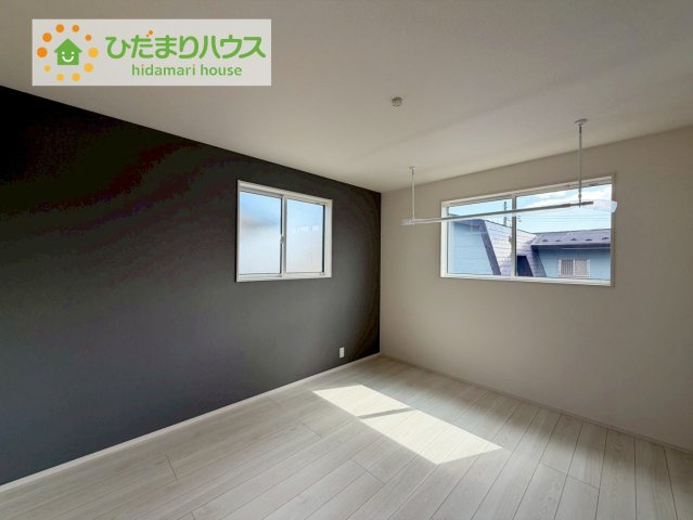 郡山市安積町南長久保1丁目　新築戸建　１号棟の寝室|バルコニーに面していて、たっぷり光りの入る明るい主寝室です！