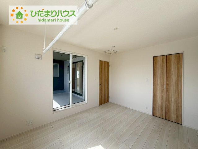 郡山市安積町南長久保1丁目　新築戸建　１号棟の寝室|壁紙はシンプルで清潔なホワイトで統一しています。朝の光をたっぷり浴びながら一日をスタート！目覚めは明るくあたたかな場所で。