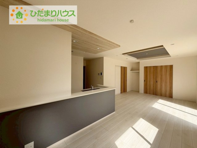 郡山市安積町南長久保1丁目　新築戸建　１号棟の居間・リビング|ホワイトを基調としたLDKは、明るく上品な心地よさを演出してくれます。空間に広がりをもたらし、より一層広く感じさせてくれます。