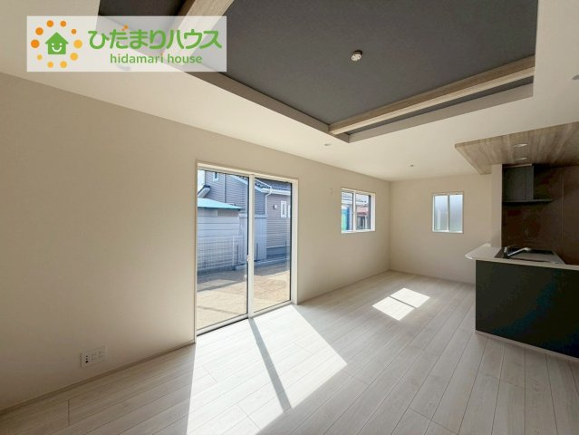 郡山市安積町南長久保1丁目　新築戸建　１号棟の居間・リビング|リビングは広々です。家族の団欒の場として家庭を包みます。家具を置いてもゆとりのあるスペースはお子様が大きく成長されても自由の利く大きさです。