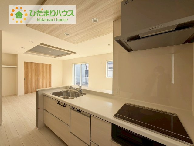 郡山市安積町南長久保1丁目　新築戸建　１号棟のキッチン|スッキリしていて、調理スペースも広い“システムキッチン。使いやすい動線が確保できるので、お料理するのも楽しくなりますね♪