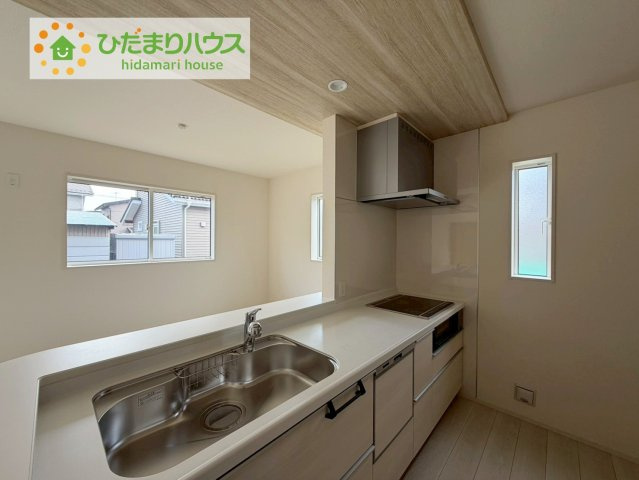 郡山市安積町南長久保1丁目　新築戸建　１号棟のキッチン|3口コンロと収納豊富なキッチンで、ママの毎日のお料理もはかどります☆