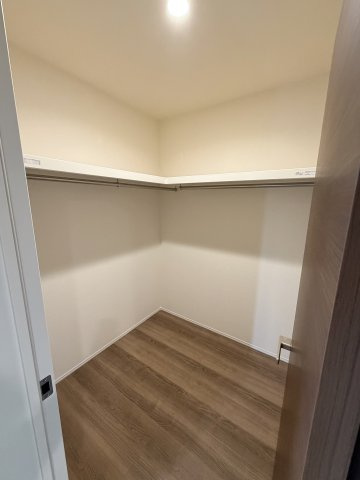 【その他共用部分】 | リーブルガーデン岡山南区福富東 (全2棟) | ウォークインクローゼット(1階ホール)