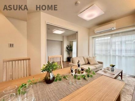 コーポ大倉山の居間・リビング|リビング隣の洋室を解放すると、第２のリビングとして使えますね。