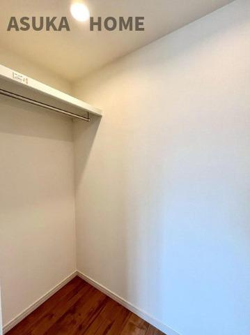 コーポ大倉山の収納|ウオークインクローゼットの様子です。ダウンライトもあり明るく使いやすそうですね。