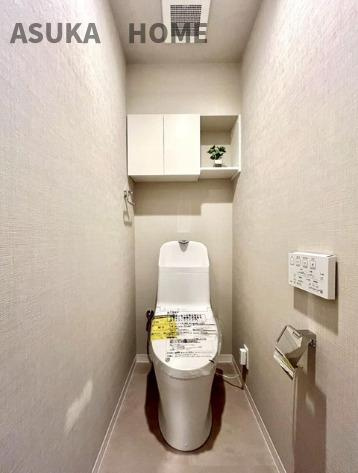 コーポ大倉山のトイレ|収納もあり、すっきりとした温水洗浄便座のトイレになります。