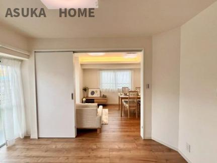 コーポ大倉山の洋室|スライド式のドアを開放すると、１４帖のリビング空間となります。テレワークスペースにもいいですね。