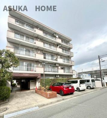 コーポ大倉山の外観|南側前面道路のため日当たり、通風良好です。