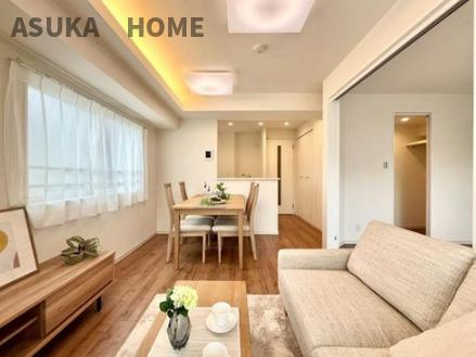 コーポ大倉山の居間・リビング|角部屋で大変明るいリビングダイニングになっております。