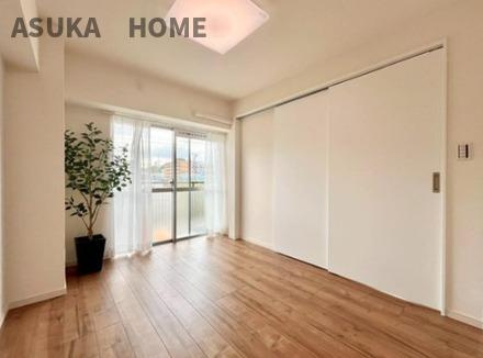 コーポ大倉山の洋室|スライド式のドアを閉めると独立した洋室として使えます。開放すると、１４帖のリビング空間にもなります。