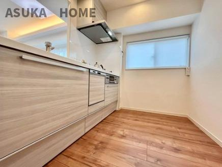 コーポ大倉山のキッチン|キッチンにも窓があり明るいキッチンとなっております。お料理も快適空間で楽しめます。