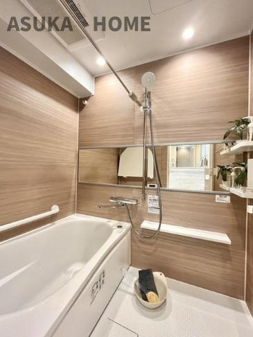 コーポ大倉山の浴室|木目に癒されるバスタイムを過ごせそうですね。