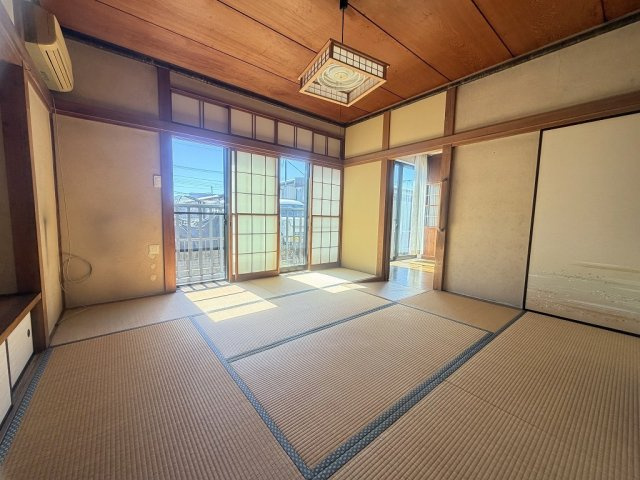 三郷市幸房　中古戸建　全1棟の和室|南向きの明るい和室8帖