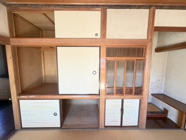 三郷市幸房　中古戸建　全1棟の収納|お布団の収納に便利な天袋付きの押入
