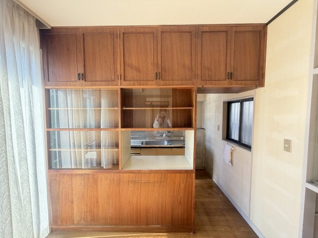 三郷市幸房　中古戸建　全1棟の収納|ダイニングの収納です。お好きなインテリアをディスプレイできますね◎