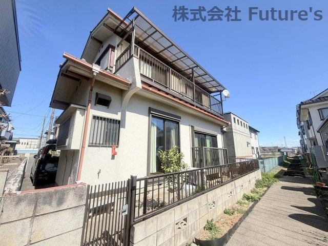 三郷市幸房　中古戸建　全1棟の外観|南側水路で陽当り良好です