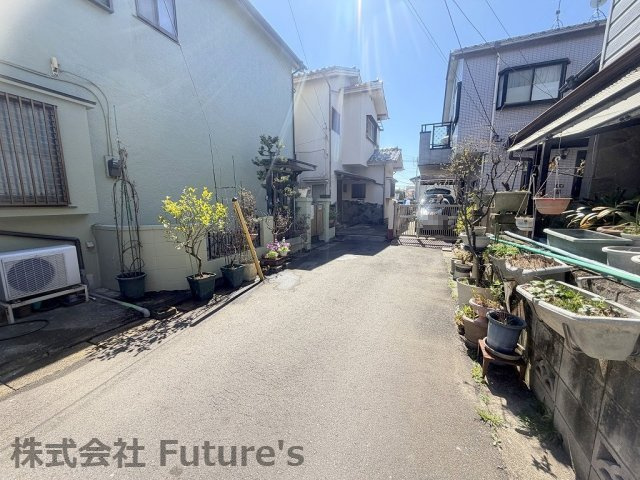 三郷市幸房　中古戸建　全1棟の前面道路含む現地写真|前面4m公道です