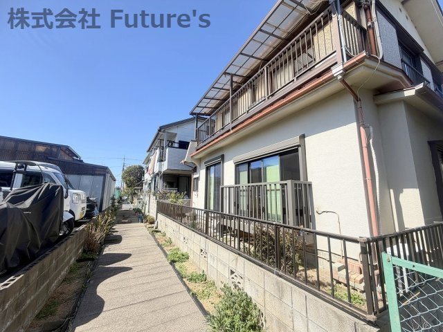 三郷市幸房　中古戸建　全1棟の前面道路含む現地写真|裏は水路になっております