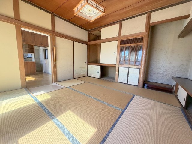 三郷市幸房　中古戸建　全1棟の和室|和室入口はバリアフリー設計となっております