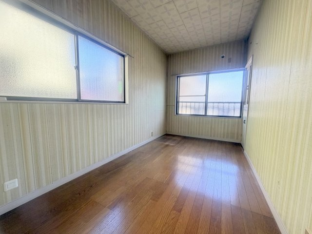 三郷市幸房　中古戸建　全1棟のその他|2面採光の明るい納戸です