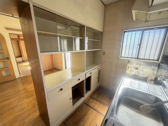 三郷市幸房　中古戸建　全1棟のキッチン|食器棚付きです