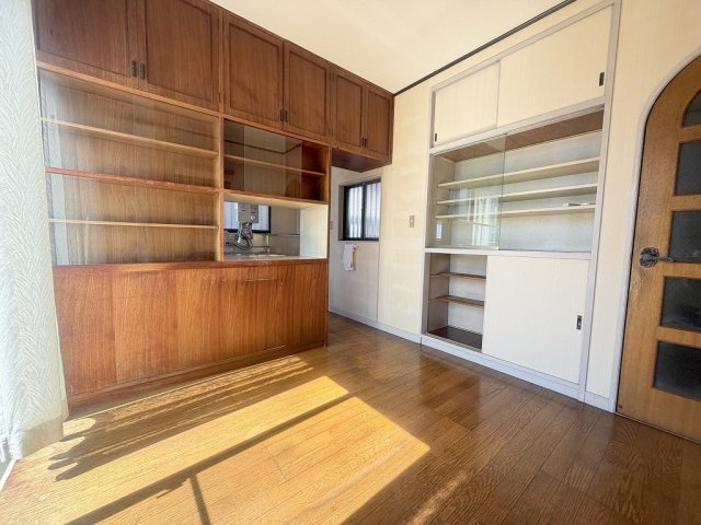 三郷市幸房　中古戸建　全1棟の居間・リビング|収納充実なダイニングスペースです