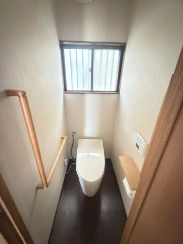 三郷市幸房　中古戸建　全1棟のトイレ|タンクレストイレ。手すり付きでバリアフリー設計です
