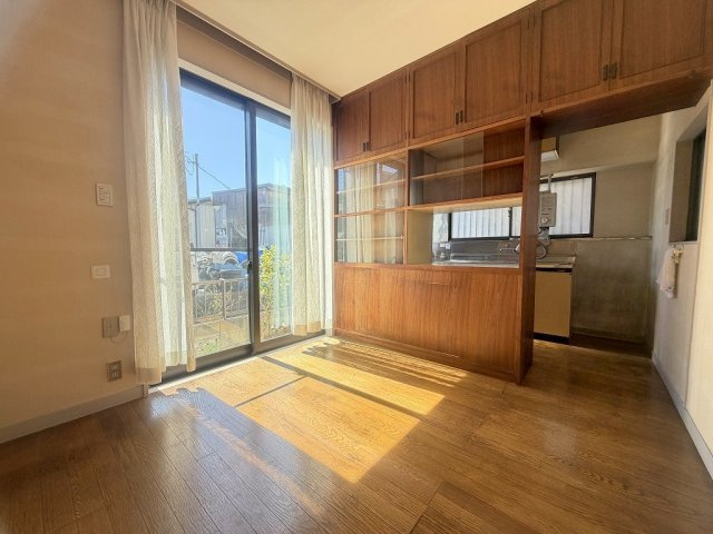 三郷市幸房　中古戸建　全1棟の居間・リビング|収納充実なダイニングスペースです