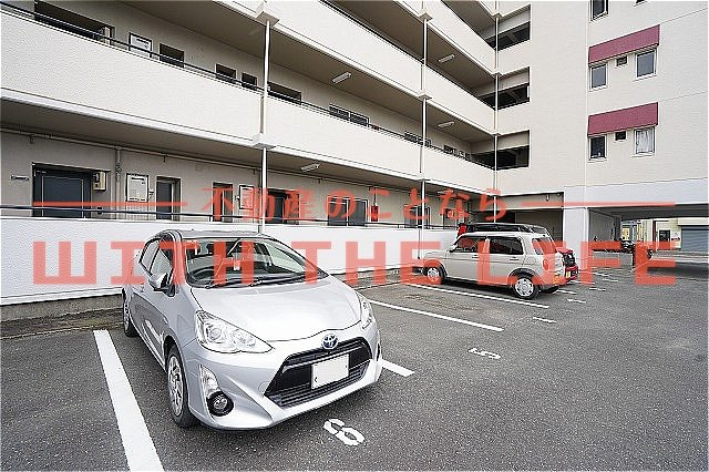 第二森光ビル【キャッシュバック対象】の駐車場|車をお持ちの方に嬉しい駐車場付きの物件です
