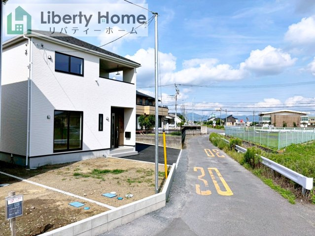 筑西市二木成第2　新築戸建　1号棟の前面道路含む現地写真