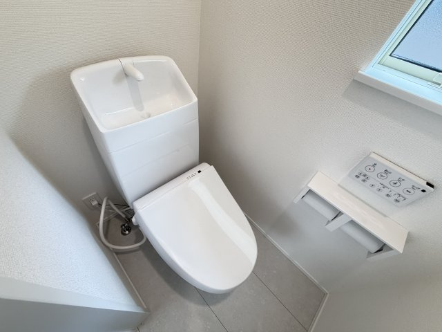 ハートフルタウン前橋市南町2丁目55番3　A号棟のトイレ|2階トイレです。清潔感のある白を基調としています。