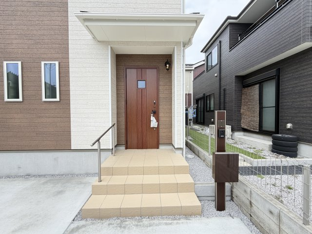 ハートフルタウン前橋市南町2丁目55番3　A号棟の玄関|玄関前も広々しています。タイル敷なのでお掃除も楽々です。