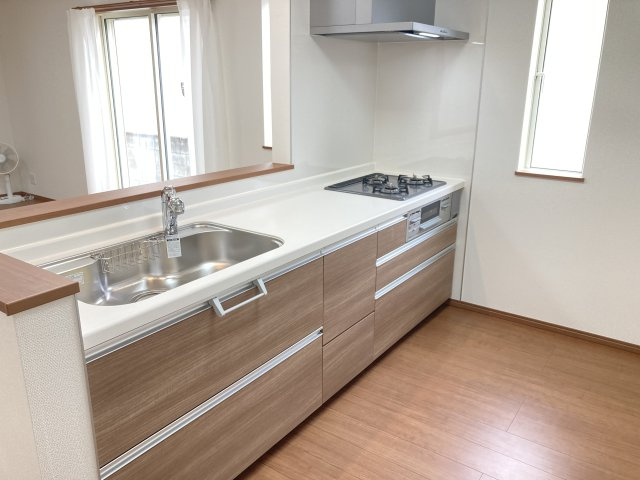 ハートフルタウン前橋市南町2丁目55番3　A号棟のキッチン|人気のカウンターキッチン採用です☆
コンロも３口ご用意しています！調理スペースも広くストレスなくお料理できます。
浄水器つきなので美味しいお水も飲めますよ♪