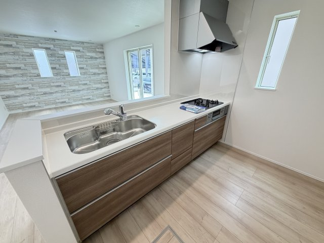 ハートフルタウン前橋市南町2丁目55番3　A号棟のキッチン|人気のカウンターキッチン採用です☆
コンロも３口ご用意しています！調理スペースも広くストレスなくお料理できます。
浄水器つきなので美味しいお水も飲めますよ♪