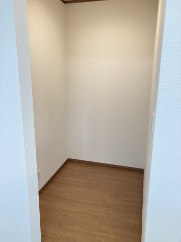 ハートフルタウン前橋市南町2丁目55番3　A号棟のキッチン|キッチン横にパントリー収納付きです♪
棚を置いてストック品や調理器具の収納にいかがでしょうか。