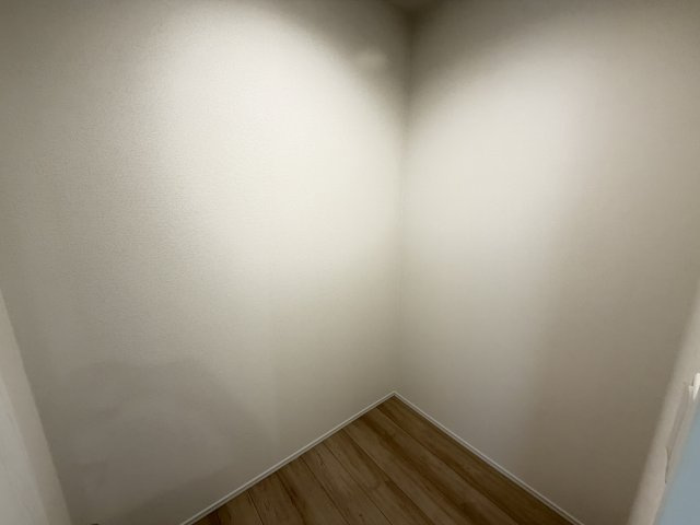 ハートフルタウン前橋市南町2丁目55番3　A号棟のキッチン|キッチン横にパントリー収納付きです♪
棚を置いてストック品や調理器具の収納にいかがでしょうか。