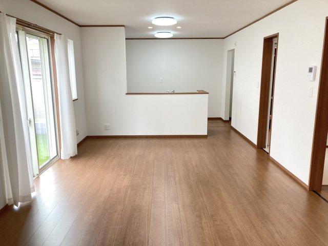 ハートフルタウン前橋市南町2丁目55番3　A号棟の居間・リビング|ゆったり過ごせる17.5帖のリビングです♪人気の対面式キッチンを配した空間はお好みの家具も合わせやすく、家族がくつろぐ快適な空間造りをサポート。窓からは明るい陽光が差し込みます。