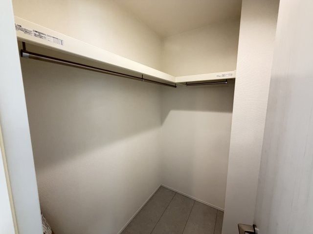 ハートフルタウン前橋市南町2丁目55番3　A号棟の収納|１階にウォークインクローゼット付きです。洗面室隣にあるので使い勝手が良いですよ！