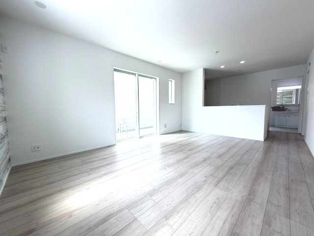 ハートフルタウン前橋市南町2丁目55番3　A号棟の居間・リビング|ゆったり過ごせる17.5帖のリビングです♪人気の対面式キッチンを配した空間はお好みの家具も合わせやすく、家族がくつろぐ快適な空間造りをサポート。窓からは明るい陽光が差し込みます。